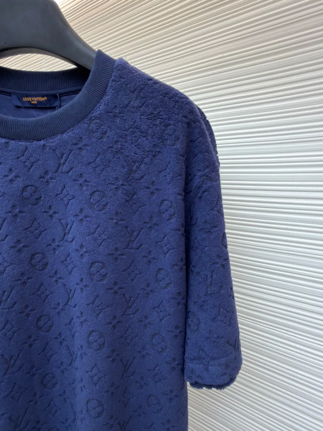 LOUIS VUITTON embossed terry short sleeves ●Original version: Purchased and developed at 9350 ●Item number: 1682411-A00 ●Fabric: terry luxury terry fabric ●Technology: embossed jacquard production ●Color: navy ●Version: fitted version ●Weight: about 340 grams ●Size: S-M-L-XL ●Description: Customized soft cotton blended terry luxury terry fabric with clear texture Plump and lazy, comfortable and close to the skin, with navy blue as the main tone, as calm and profound as the deep sea, the full-width Monogram embossing makes a stunning appearance. It is a gorgeous bloom of Louis Vuitton's classic elements. It is fully recognizable and interprets unparalleled fashion style. The suit is worn for worry-free wear. Three-dimensional relief jacquard technique uses a high-density electronic jacquard machine to achieve the Monogram three-dimensional effect through the "positive and negative layer weaving method". Apply heat pressure to the fabric locally using a customized mold to hot-melt the fibers in specific areas. The permanent embossed contour infrared positioning cutting machine achieves precise positioning of materials through infrared emitters and infrared receivers. The accuracy can reach the micron level, thereby meeting the effect of Monogram alignment and high-precision cutting. The fabrics have been washed and have a better hand feel and texture. They are not easy to deform, shrink or fade, and maintain long-term beauty. The overall wiring is straight and delicate, the fabric is comfortable and soft, and the color is consistent without color difference. It can be matched with the same style to create a fashionable look and control various occasions. Customized accessories, complete with three standards, same style for men and women!
